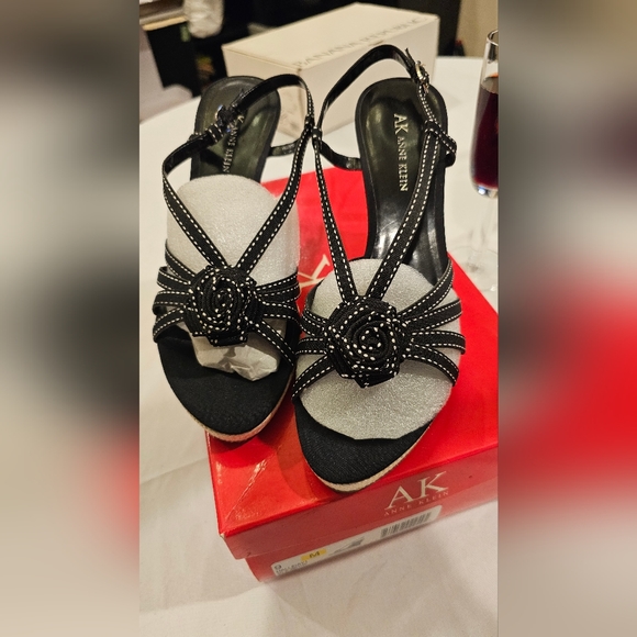 Anne Klein Halliday 1 on black and white fabric 5 in wedge, gently used - Picture 7 of 8